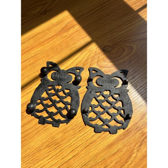 Vintage cast iron owl kitchen trivets - one is missing feet - Picture 3 of 3